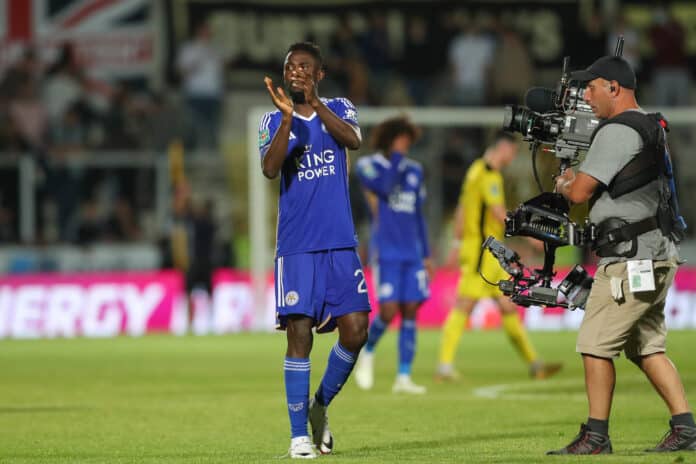 Wilfred Ndidi applauds supporters Wilfred Ndidi applauds supporters